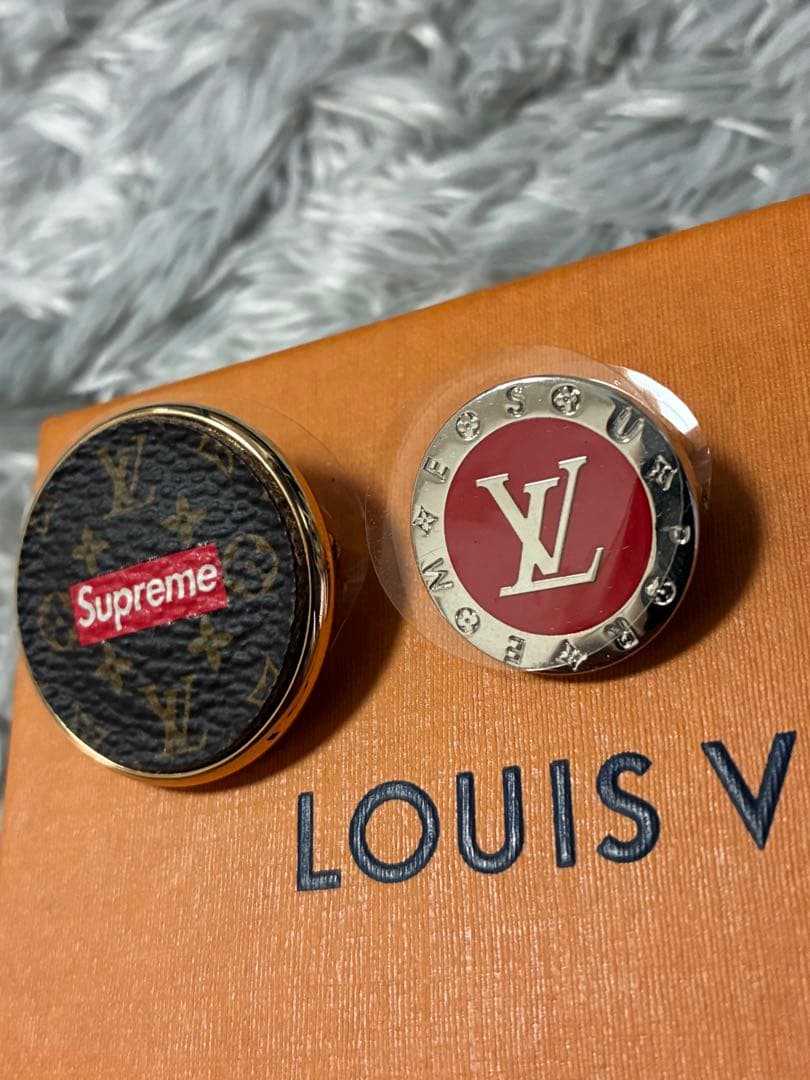ルイ・ヴィトン シュプリーム コラボ ピンバッジ 未使用品 箱 袋付