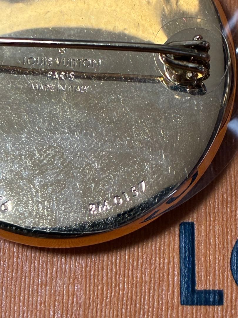 ルイ・ヴィトン シュプリーム コラボ ピンバッジ 未使用品 箱 袋付