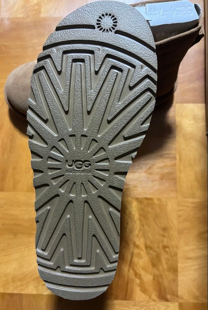 【新品未使用】UGG クラシックミニ　ブーツ　US7（24.0cm）