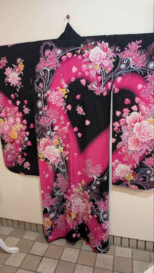 【現代柄•ハート】振袖 黒とピンクの花柄• ハートがポイント！L〜LＬサイズ 振袖 | 濃いピンク地に黒白暈し 蝶と薔薇とハート模様 | 着物ネット