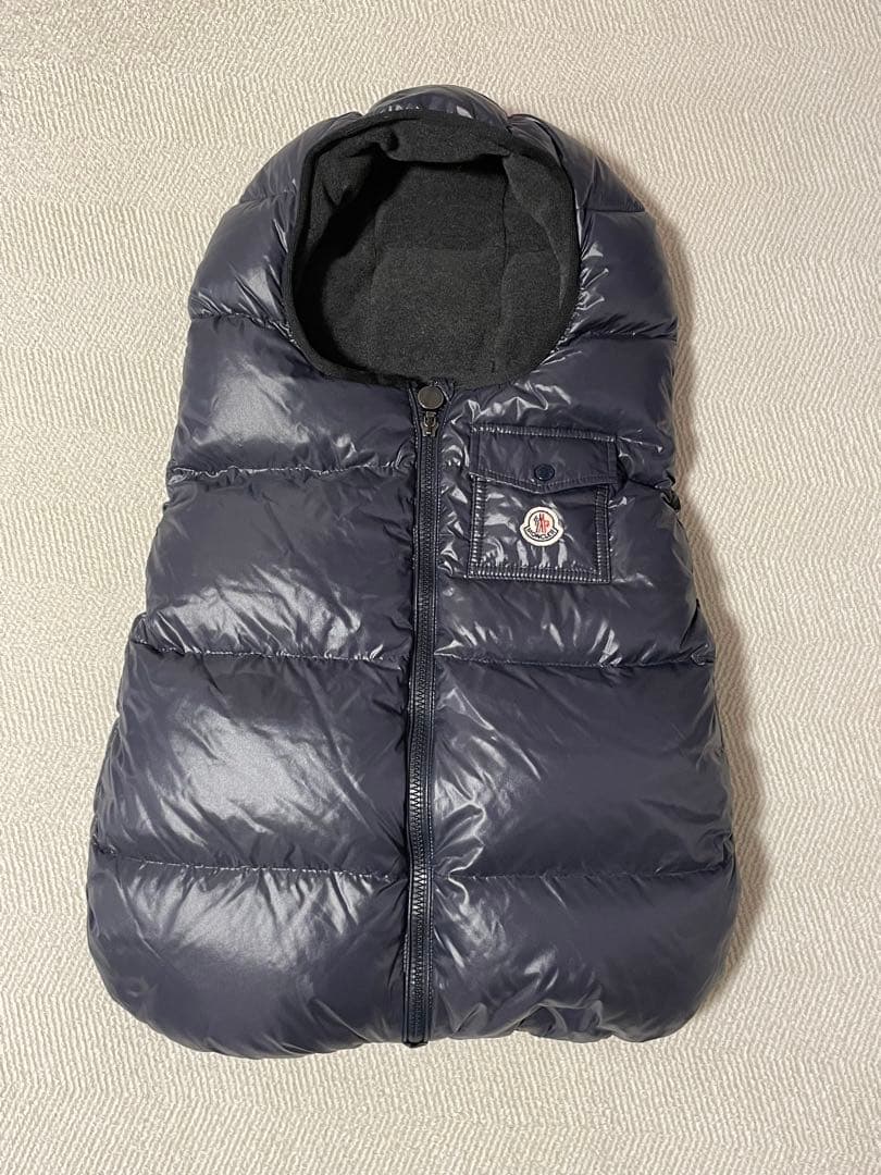 モンクレール　MONCLER　おくるみ　ブランケット　ダウン MONCLER 2024春夏BABY レタリングロゴ入り ダウンおくるみ 3M/6M