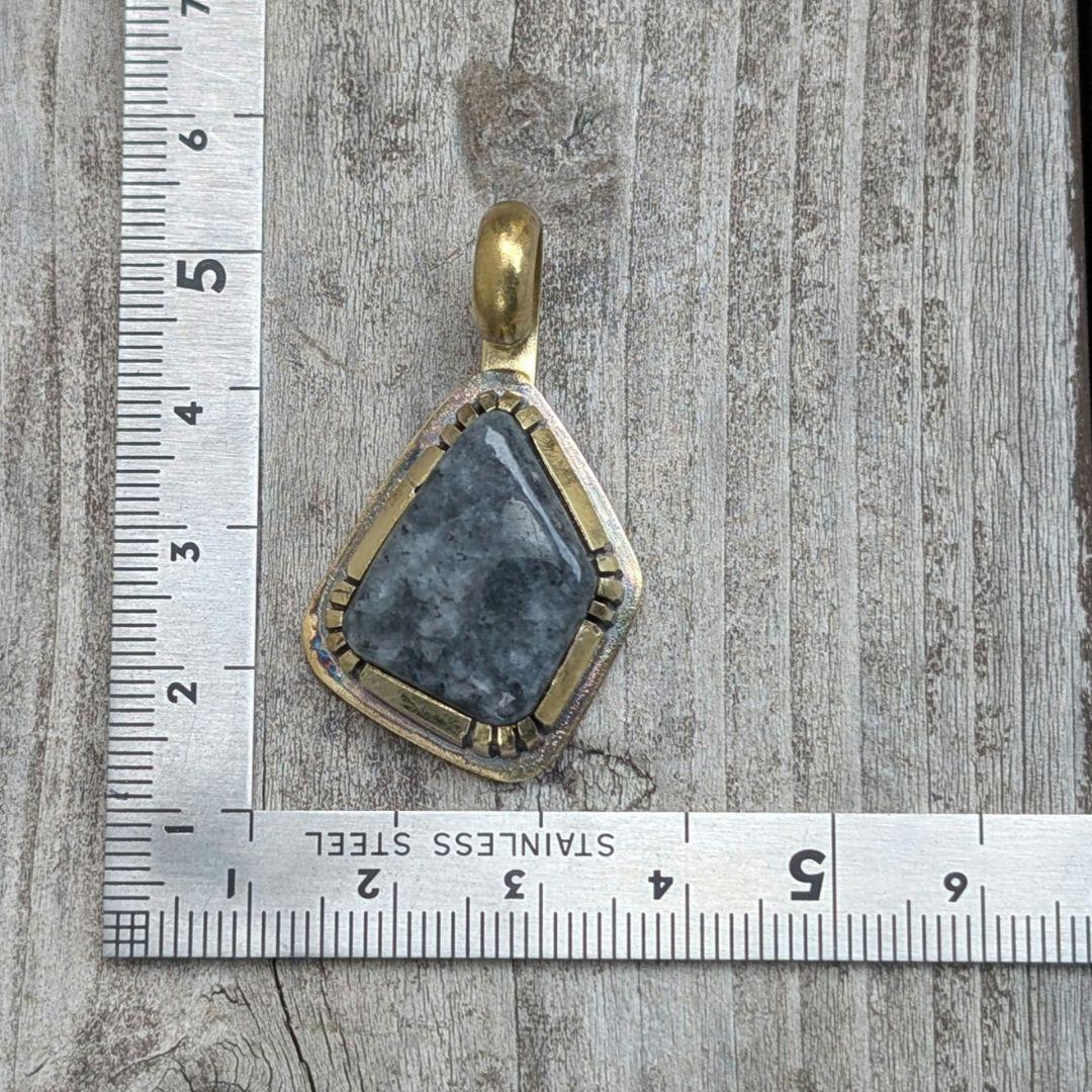 ハンドメイドの糸魚川黒翡翠トップ インディアンジュエリー風