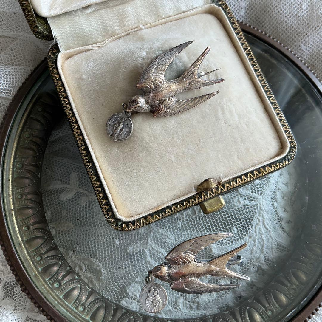 ♡2点♡ フランスアンティーク つばめ 小さなブローチ BEBE べべ メダイ