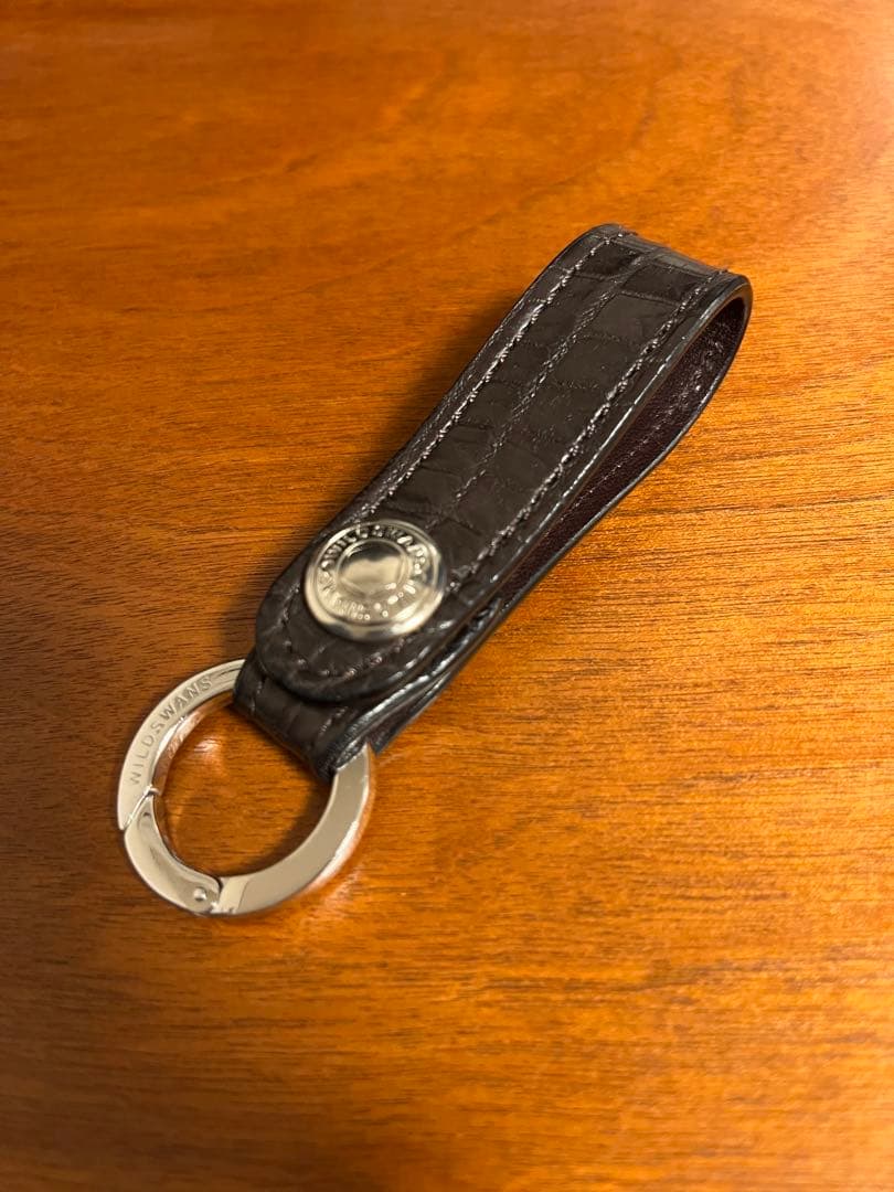 WILDSWANS Leaf クロコ チョコ カラビナキーリング付き 選べるノベルティ付】ワイルドスワンズ クロコダイル リーフ