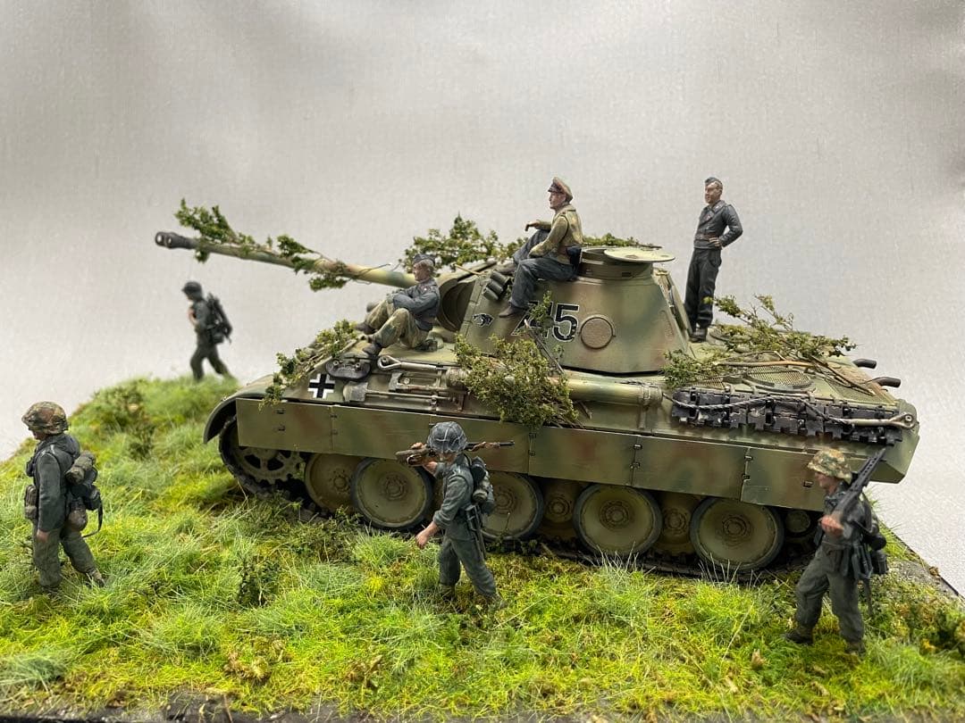 戦車ジオラマ 1/35 ドイツ パンター戦車D型と機関銃チーム - メルカリ