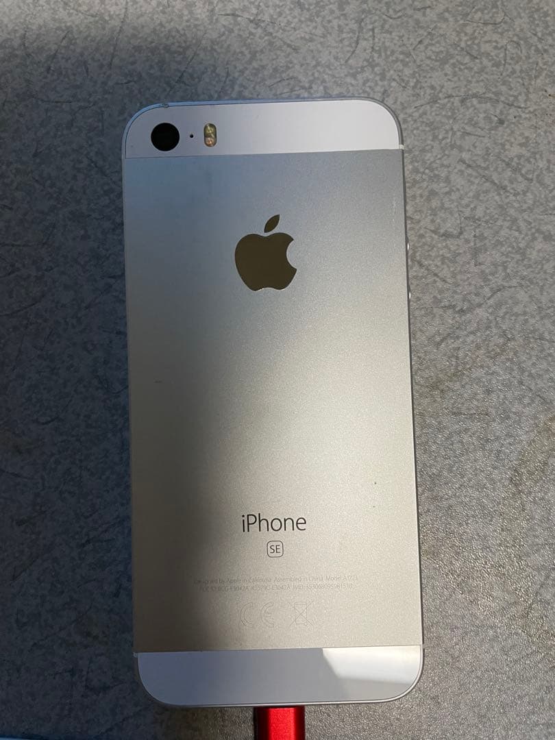 Apple iPhone SE シルバー 本体 32ギガ - メルカリ