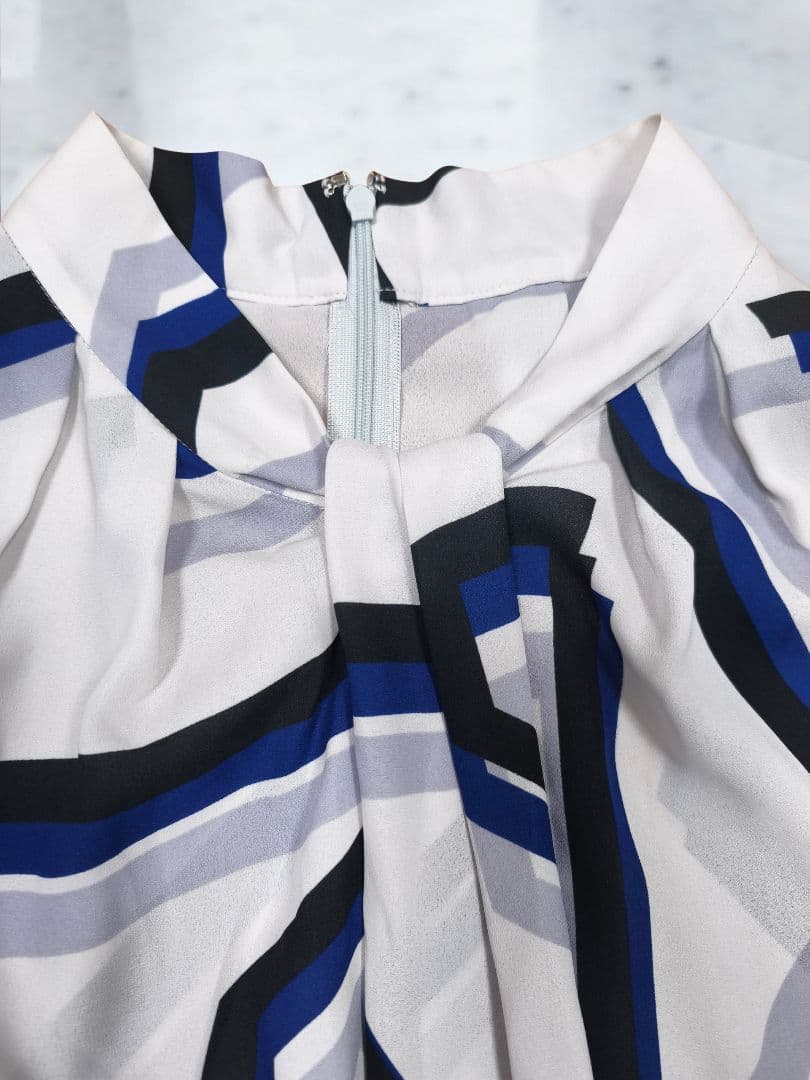 ピンキー＆ダイアン ストライプジオメトリック変形スタンドブラウス