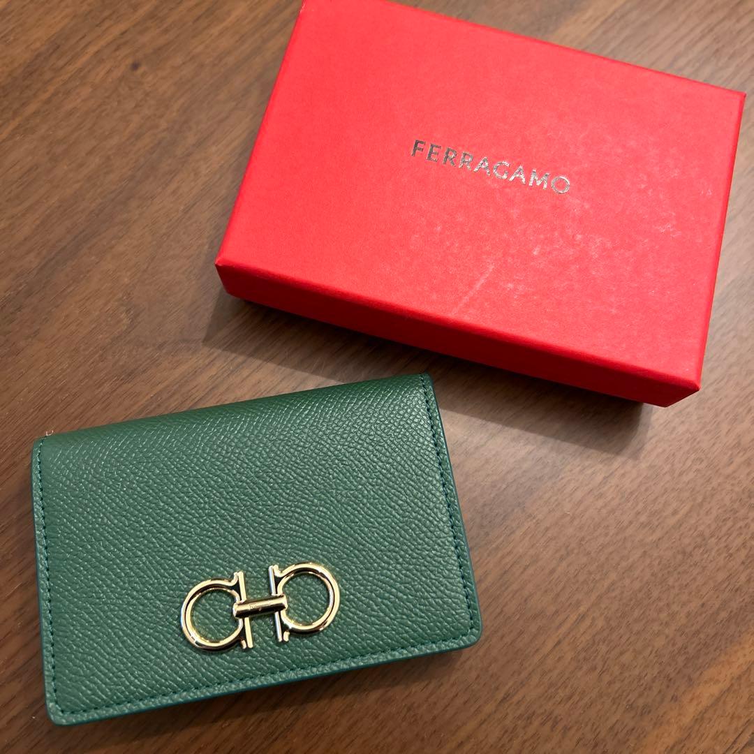すぃえる　Ferragamo グリーン　名刺入れ フェラガモ Ferragamo カードケース 名刺入れ 220552 775125 ダーク