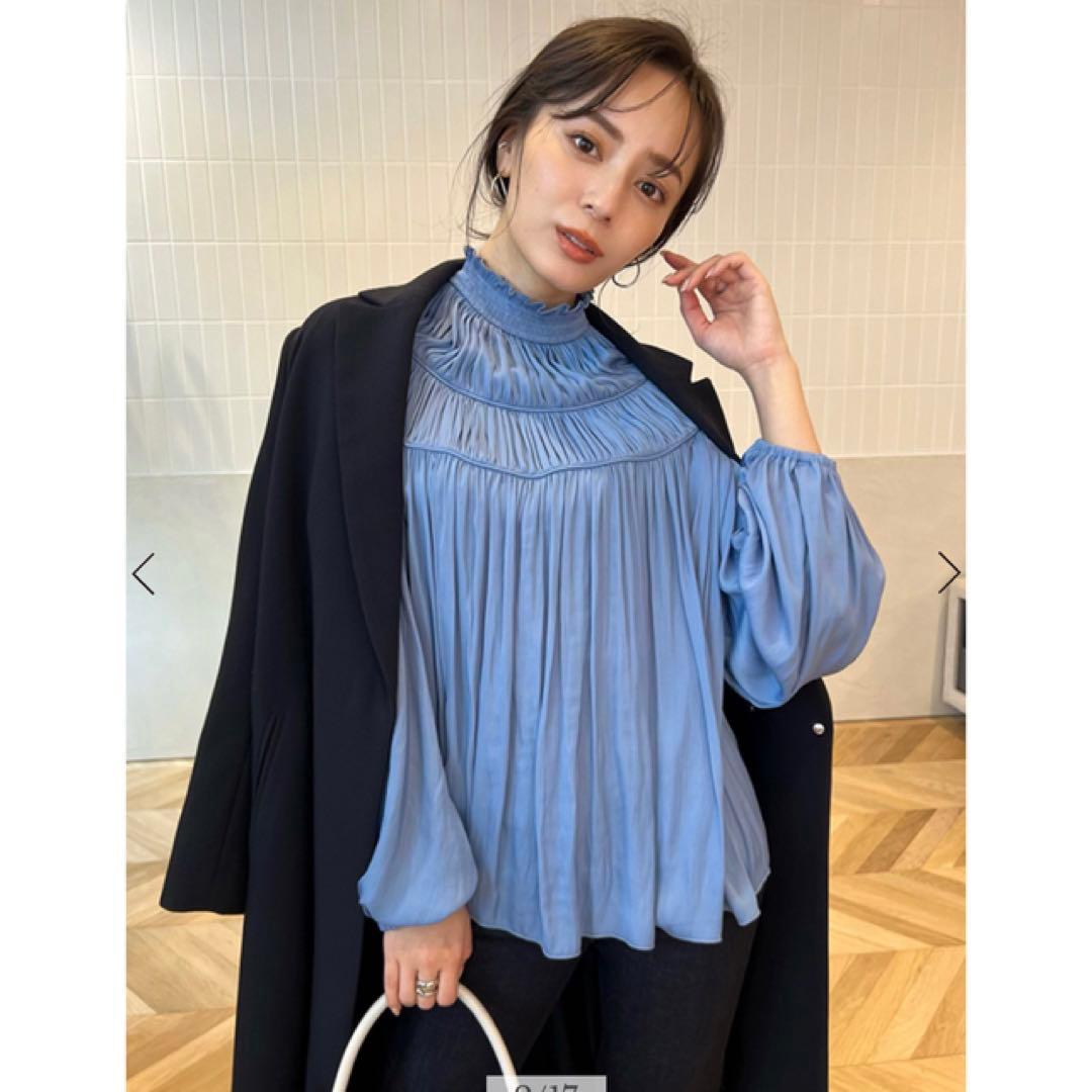 【anuans】デコルテギャザーブラウス　ブルー anuans（アニュアンス）の「ベルカフスギャザーブラウス（シャツ