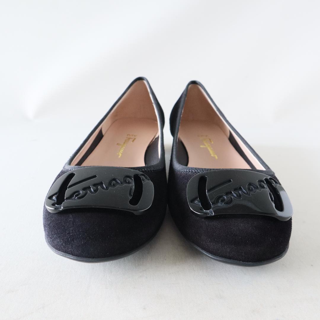 未使用フェラガモ　ヴァラパンプス黒　8D/25−25.5cm ロゴプレート