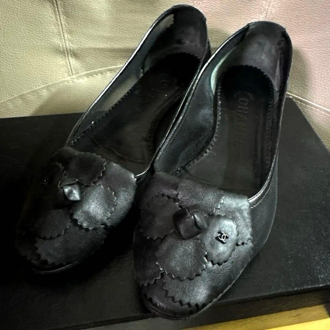 朝まで‼️美品✨本物CHANEL✨素敵なカメリア♡フラットシューズ❤ココマーク 愛の象徴「カメリア」はココマークとならぶシャネルのアイコン｜中古