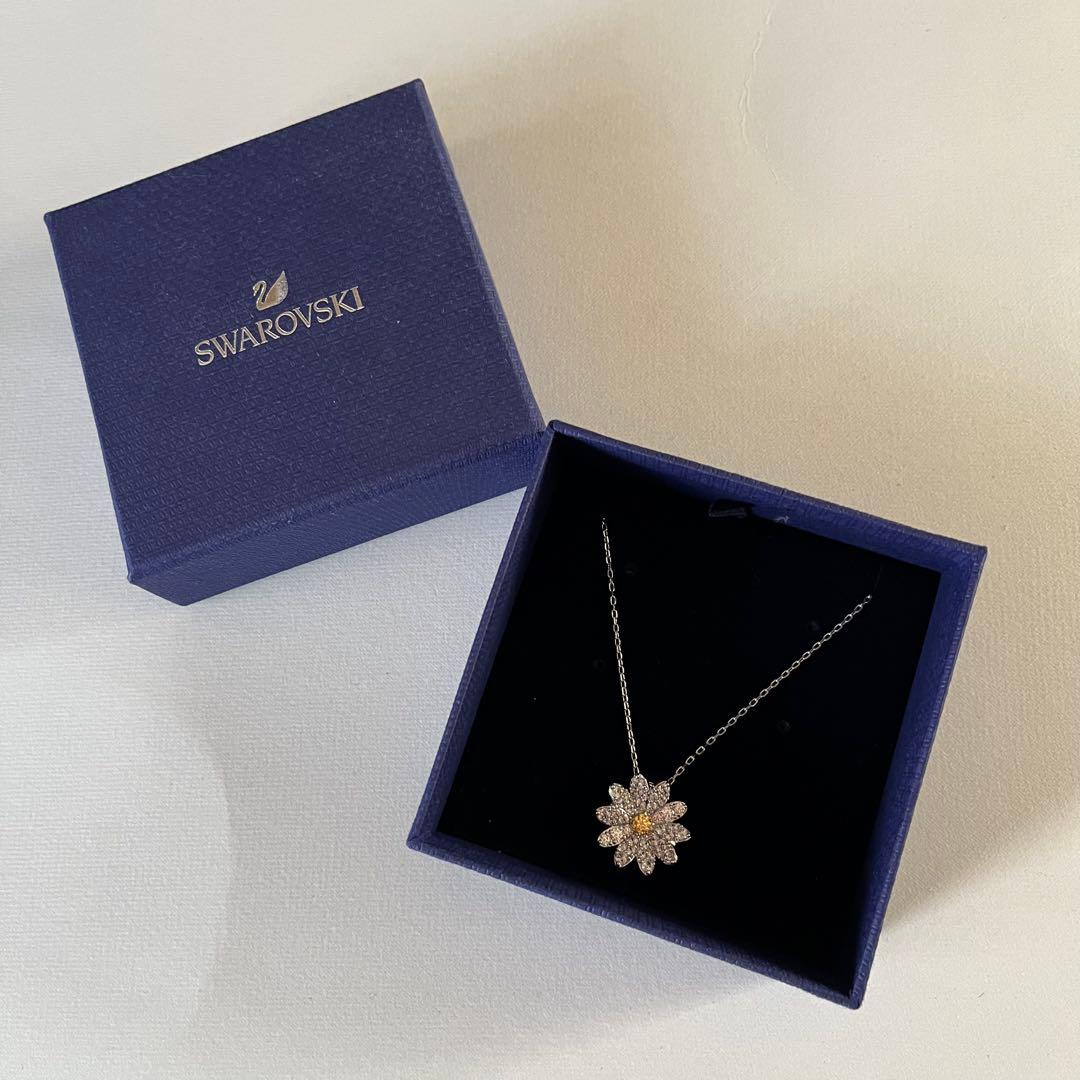 Swarovski 花形クリスタルネックレス - メルカリ