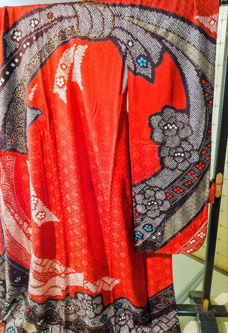 赤い振袖 花柄と幾何学模様 - メルカリ