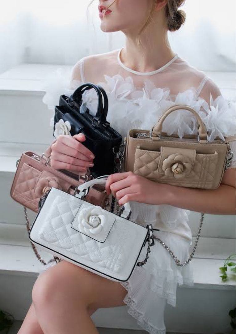 riu Rose phone bag ベージュ　未使用 🌹本日19時〜発売開始🌹 ・Rose phone bag 薔薇が存在感抜群のローズ