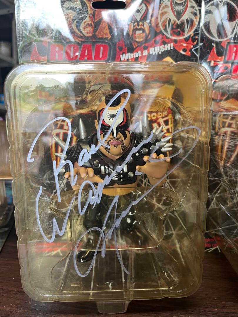 Road Warriors animal Hawk サイン入りフィギュア