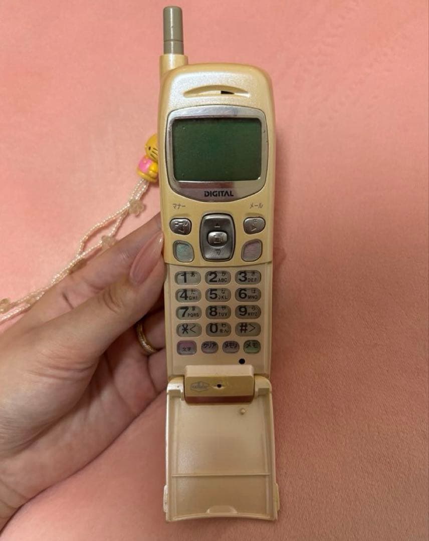 希少】ハローキティ 携帯電話 セルラーDIGITAL D202K - メルカリ