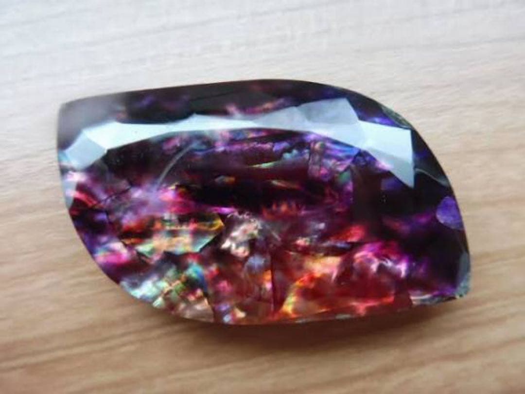 焔虹の奇跡 アンモライト　63.70ct 鑑定書付き