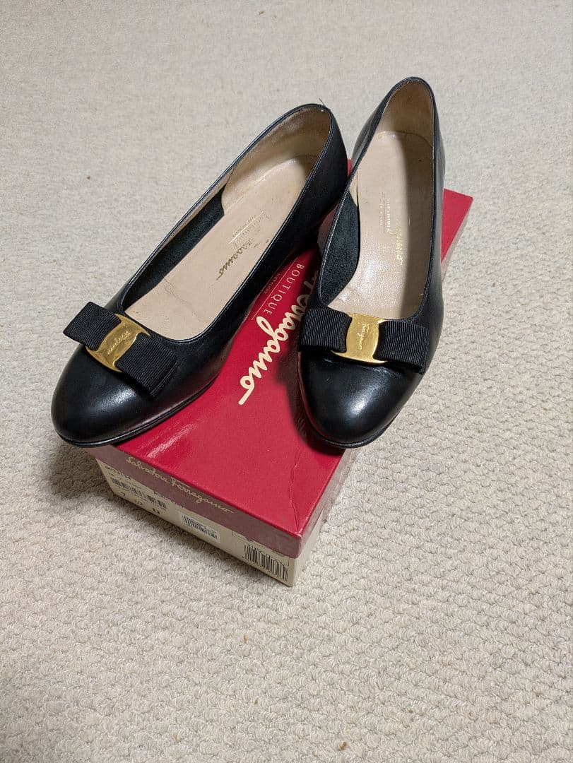 サルバトーレ フェラガモ 黒　ヴァラ　リボン フラットパンプス　 24.5cm