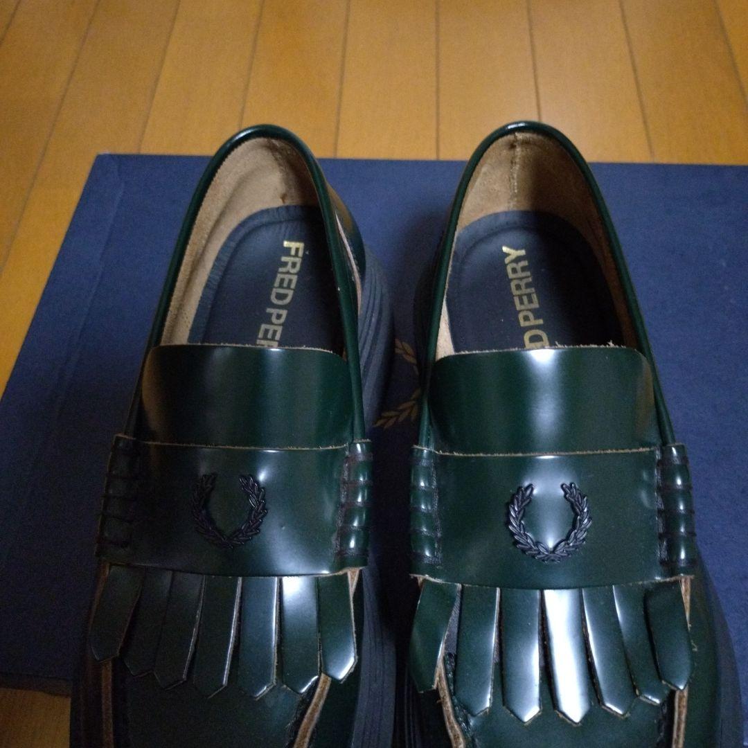 FRED PERRY グリーン フリンジ付きローファー - メルカリ