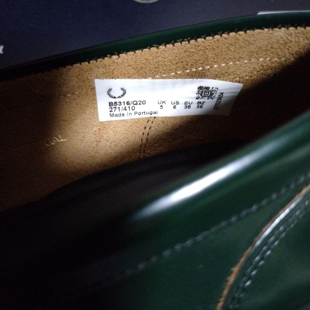 FRED PERRY グリーン フリンジ付きローファー - メルカリ