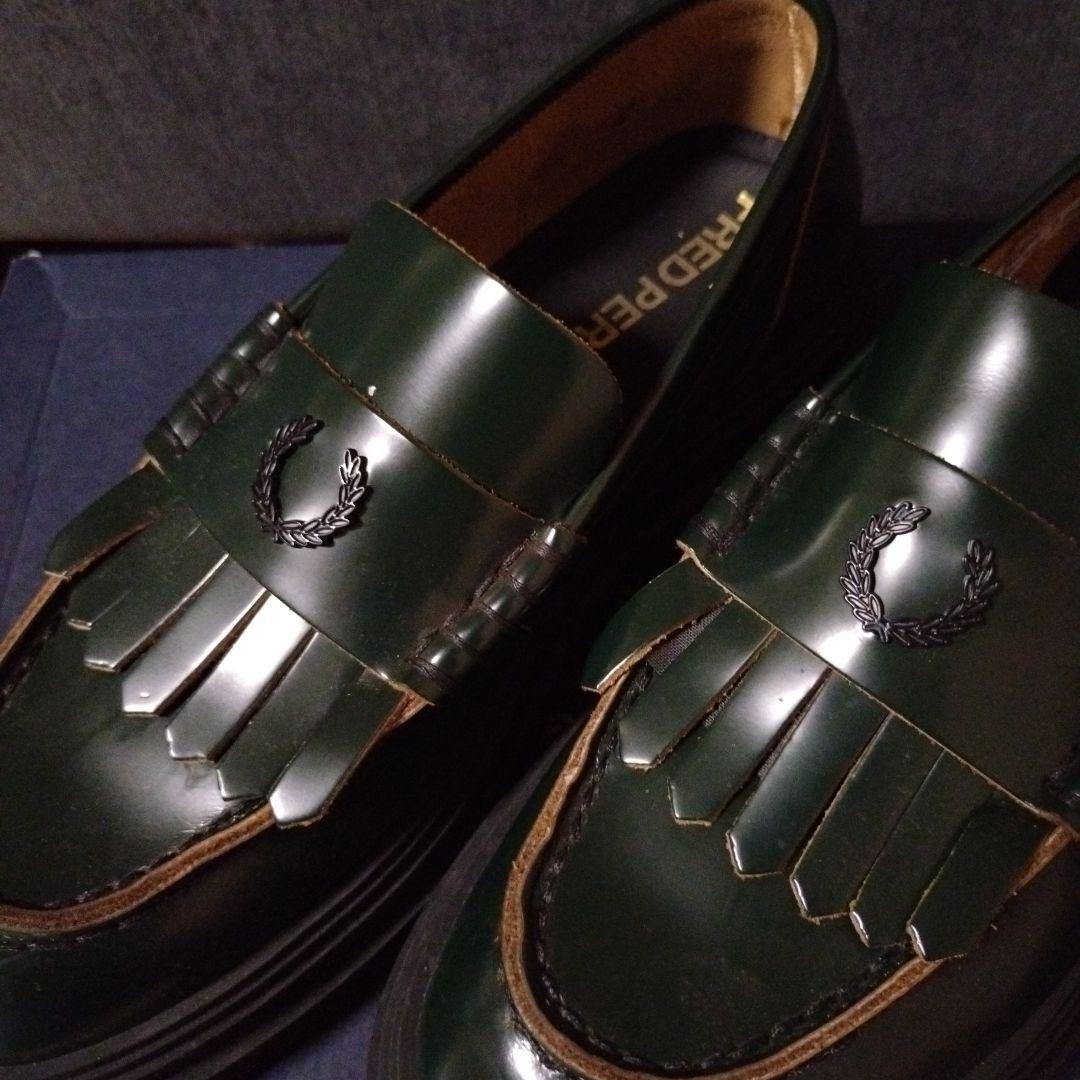 FRED PERRY グリーン フリンジ付きローファー - メルカリ