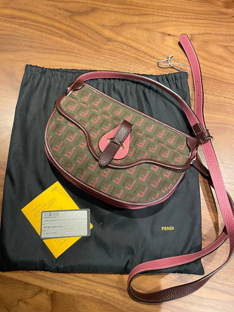 美品 FENDI ショルダーバッグ ロゴ ワインレッド - メルカリ