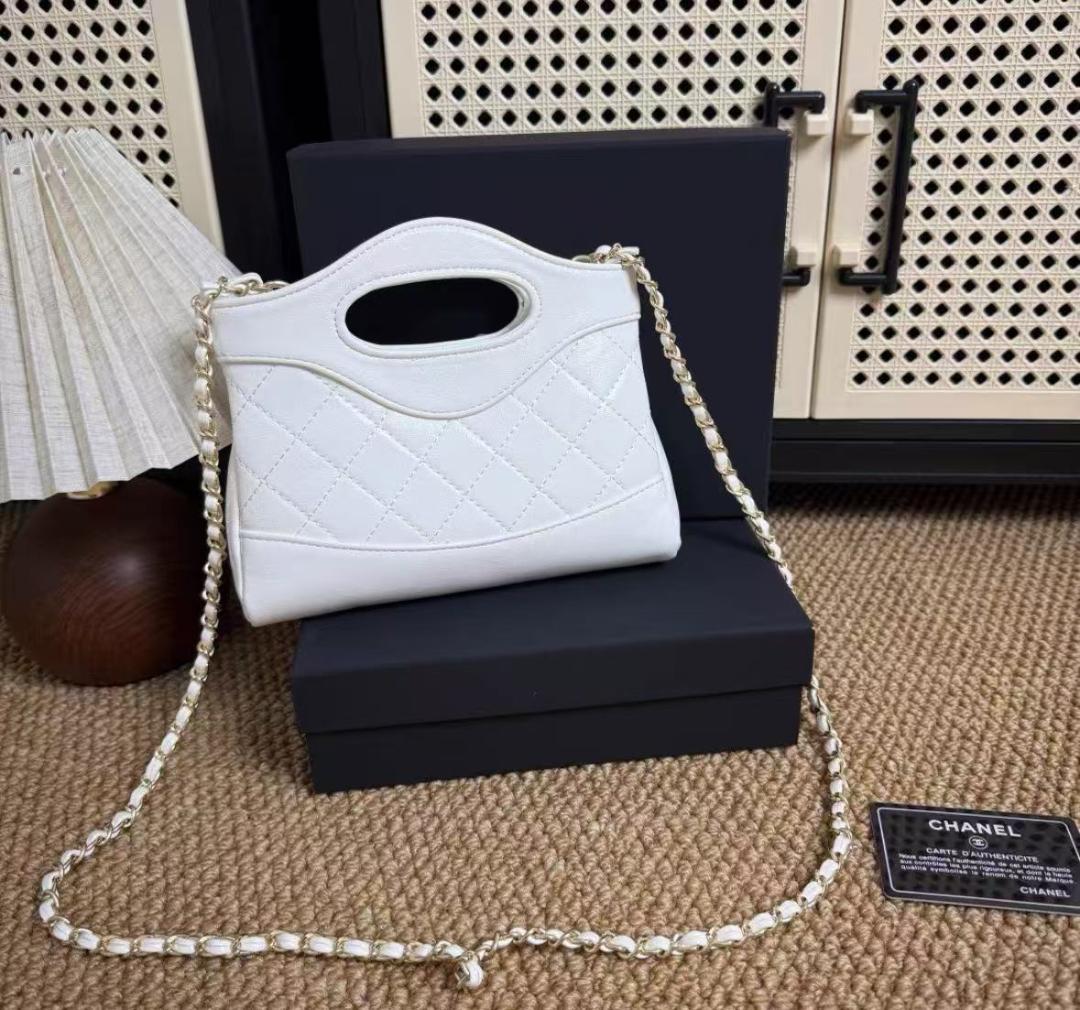 VIP✨顧客限定✨非売品 cHaNeL✨ホワイト キルティングバッグkr - メルカリ