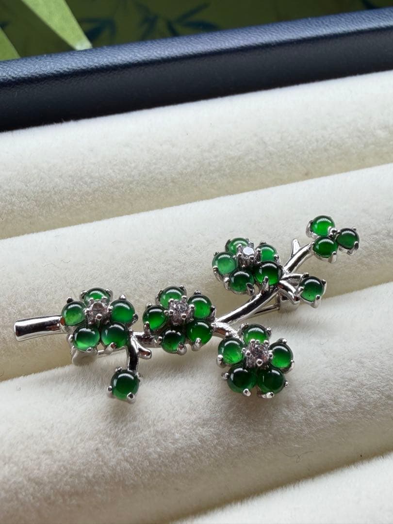 新入荷❣️天然本翡翠 ロウカン質翡翠 上品、華やかい一輪の梅枝ブローチ