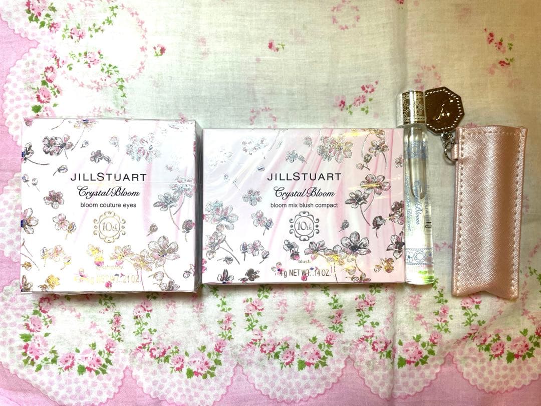 新品あり ジルスチュアート 限定 アイシャドウ チーク 香水 KOSE 10周年 ジルスチュアート24年秋コスメ「クリスタルブルーム」香る“花びら”アイ