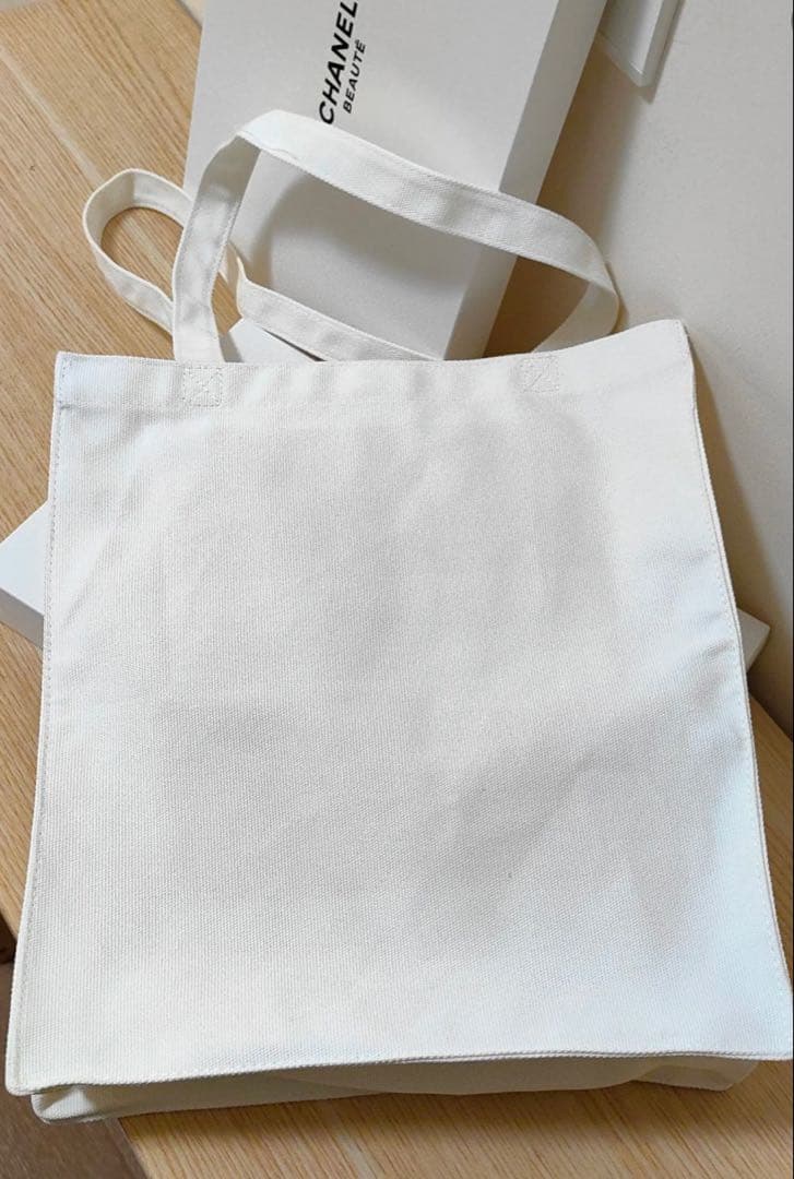 CHANELノベルティトートバッグ ホワイト ポケット付き - メルカリ