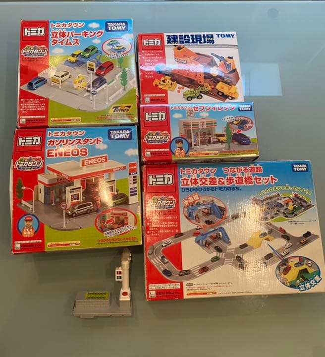 トミカタウン4点＋トミカ建設現場＋信号機 まとめ売り - メルカリ