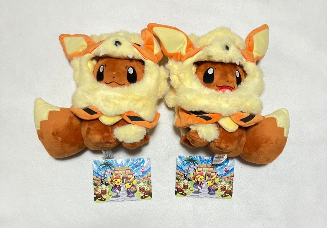 【タグ付き】ぬいぐるみ ウインディポンチョのイーブイ ノーマル スマイル セット ウインディのポンチョを着たイーブイぬいぐるみが登場、沖縄ポケモン