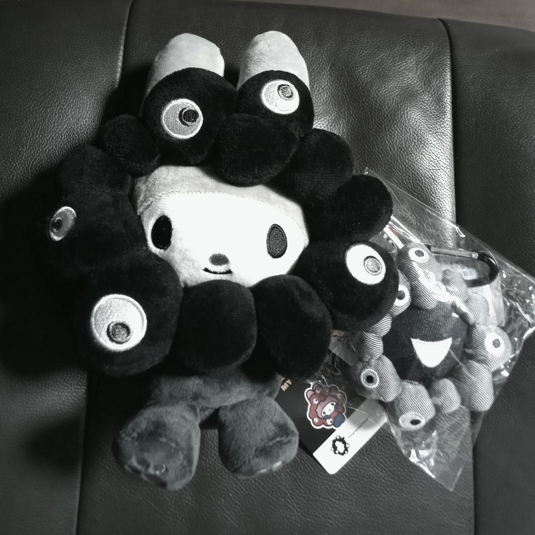 黒ミャクミャクサンリオぬいぐるみ&エドウィンミャクミャクカラビナ