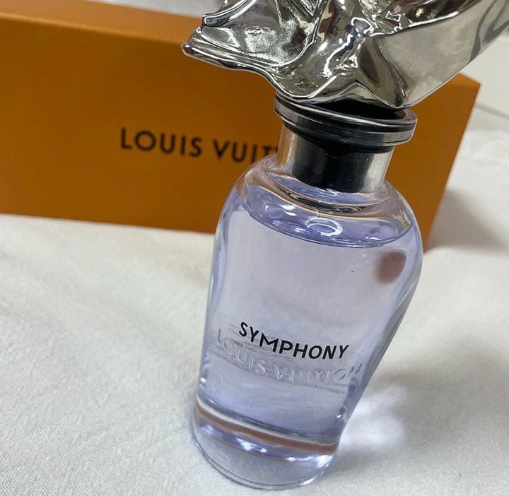 ルイ　ヴィトン　香水 ルイ・ヴィトンがバカラクリスタル製の香水ボトルを1Lサイズで製作 200