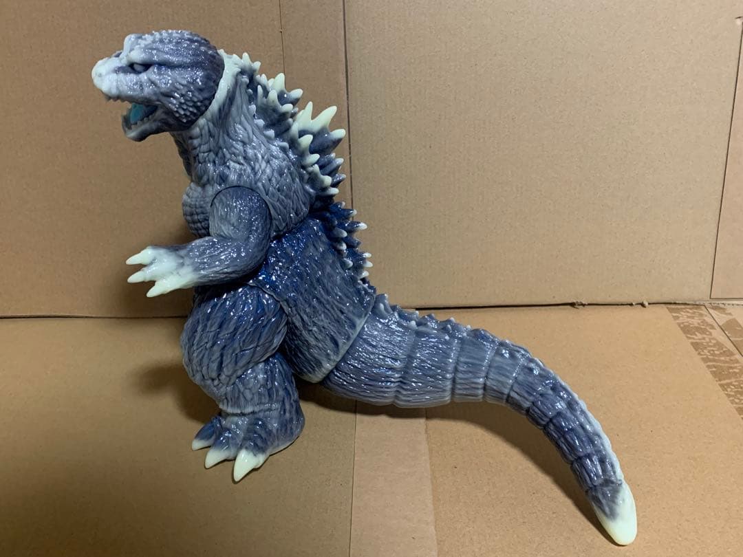 FrogTree ゴジラ ソフビ2001 蓄光マーブル成型、偏光パール塗装 - メルカリ