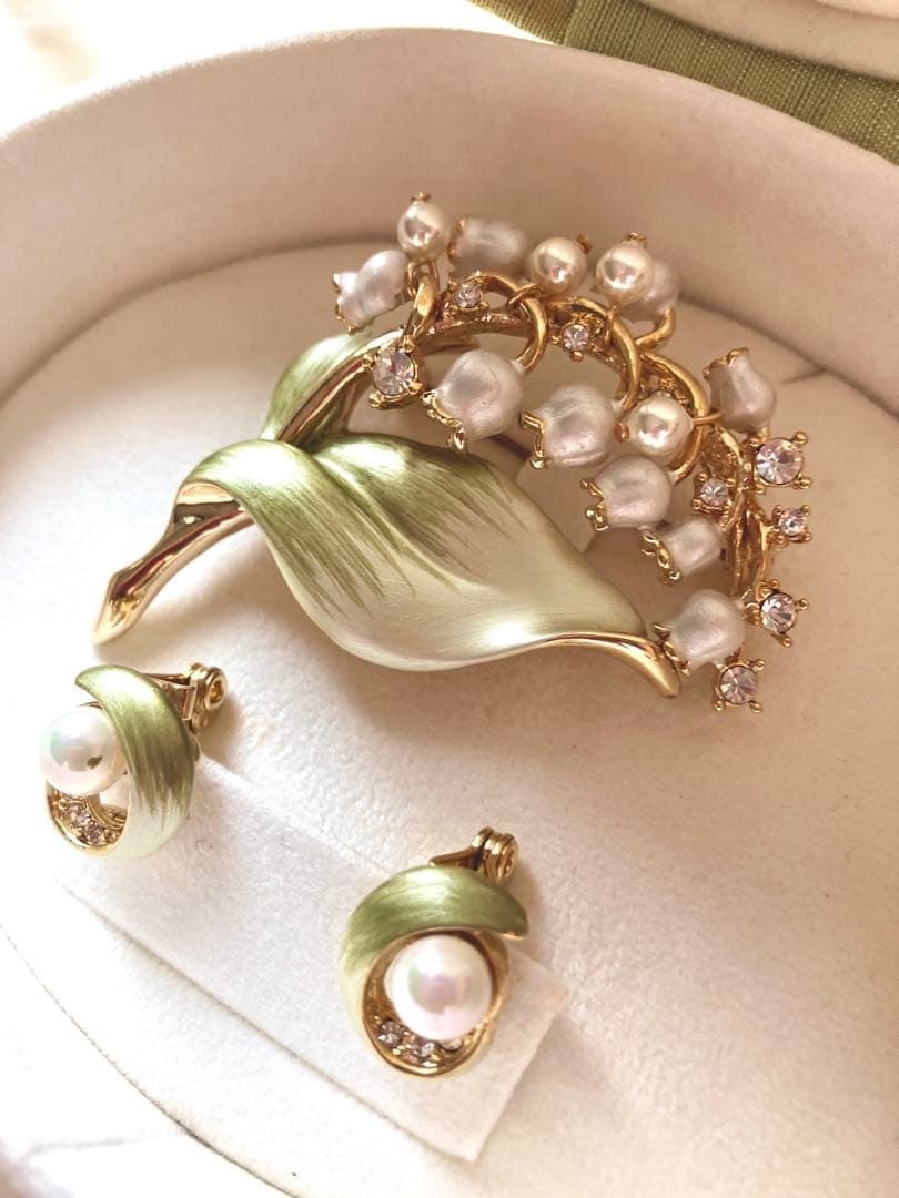 VENDOME スズランブローチ・イヤリングセット 刺繍ジュエリーBOX付き