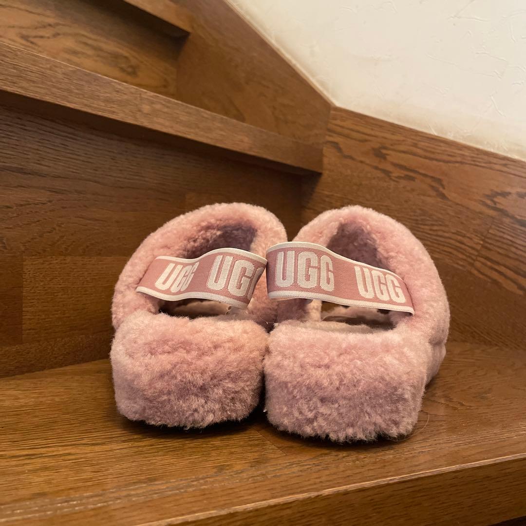 26.UGG アグ フラッフイヤースライド サンダル ファーサンダル ピンク