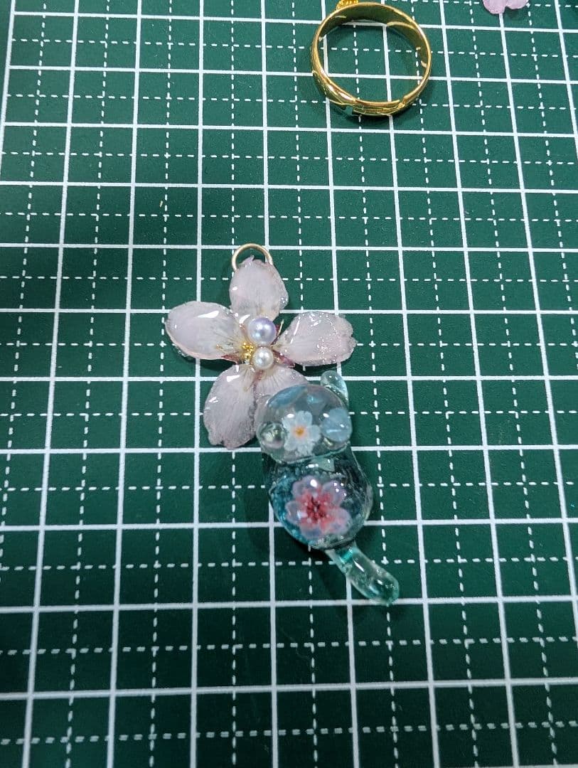 レジンネックレス 桜ネックレス じゃれ猫 アクアマリン 琉球ガラス