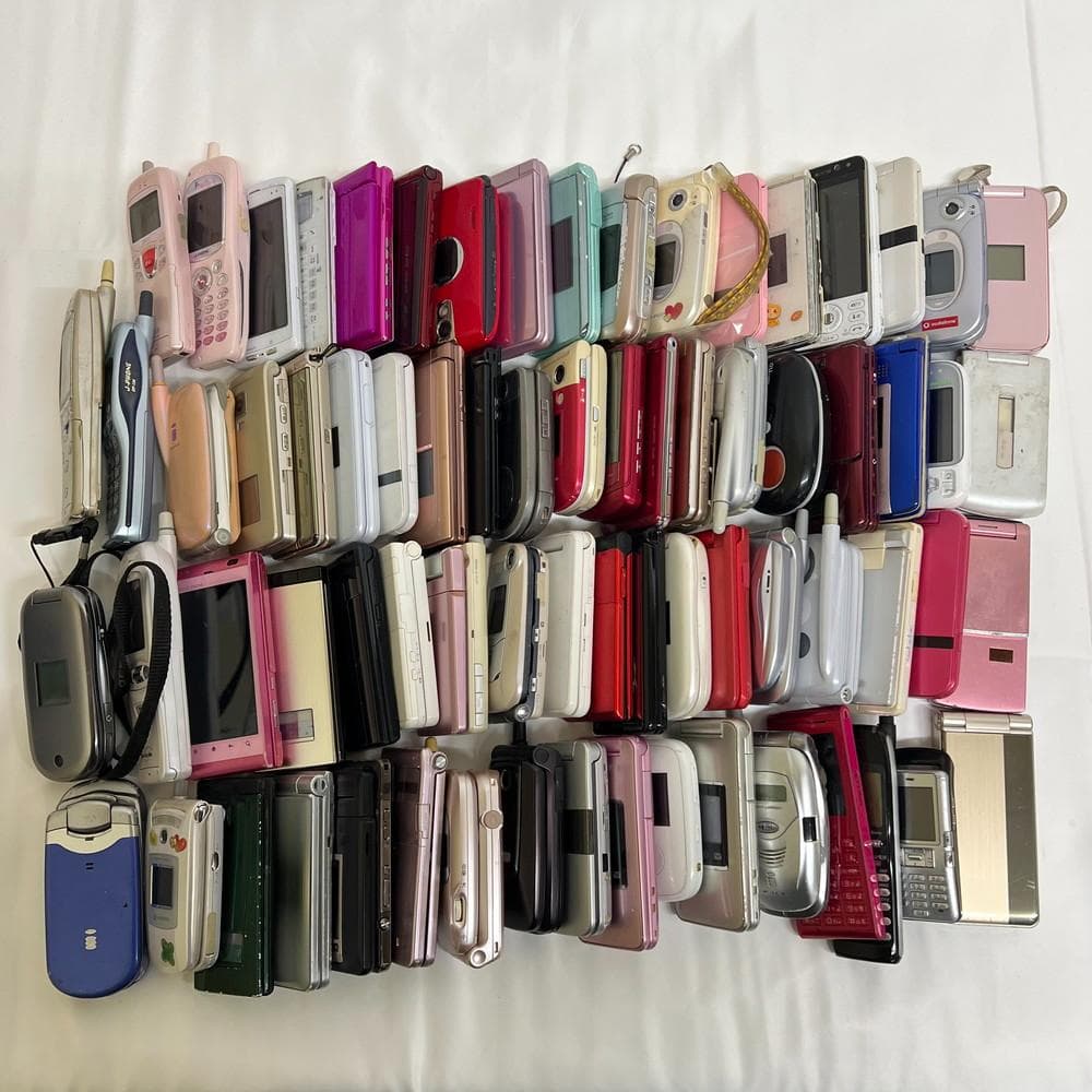 個◆ガラケー約70台まとめ売り ジャンク 携帯 部品取り 約8㎏　01007 ジャンク品】ガラケー 4台セット まとめ売り（部品取り・コレクション