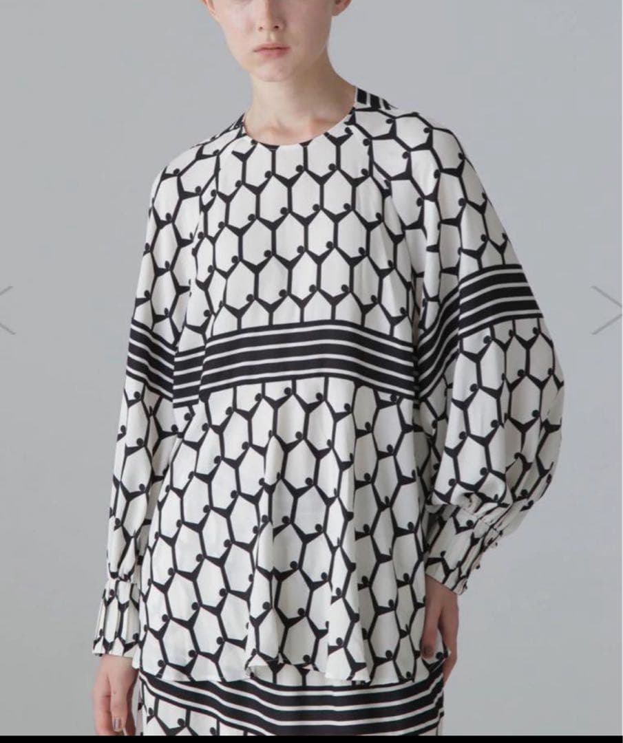 ADOREアドーア】ヘキサゴンプリントブラウス38《ホワイト