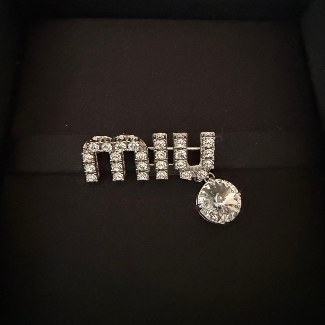 ミュウミュウ　miumiu クリスタルロゴブローチ　未使用 miu miu（ミュウミュウ） ブローチ 5IS097 2DNC レディース クリスタル