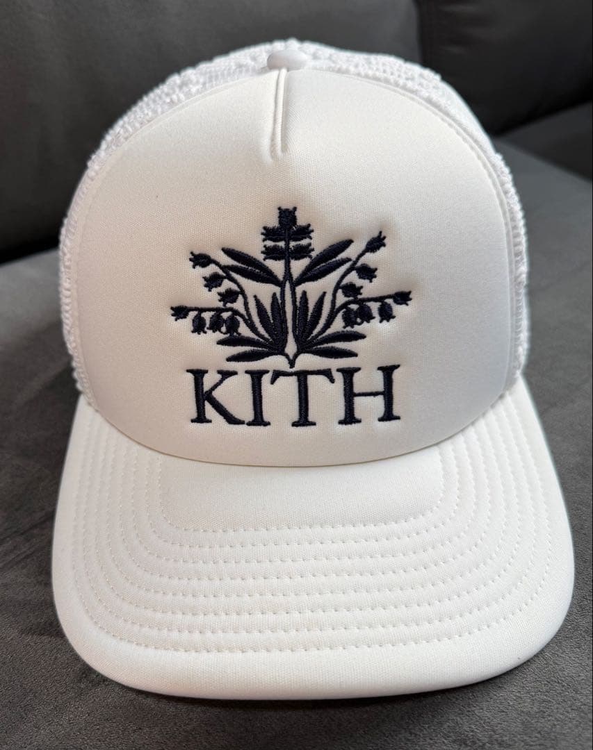 KITH ホワイトトラッカーキャップ - メルカリ