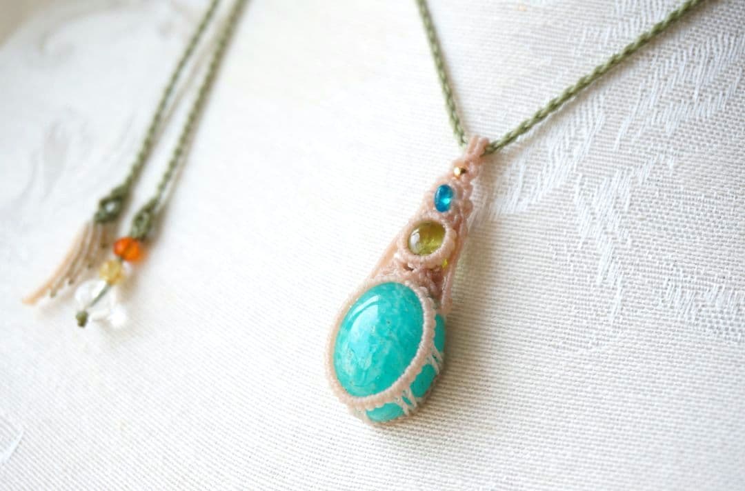 《萌え出づ》高品質アマゾナイト　ペリドット　ブルーアパタイト　マクラメネックレス