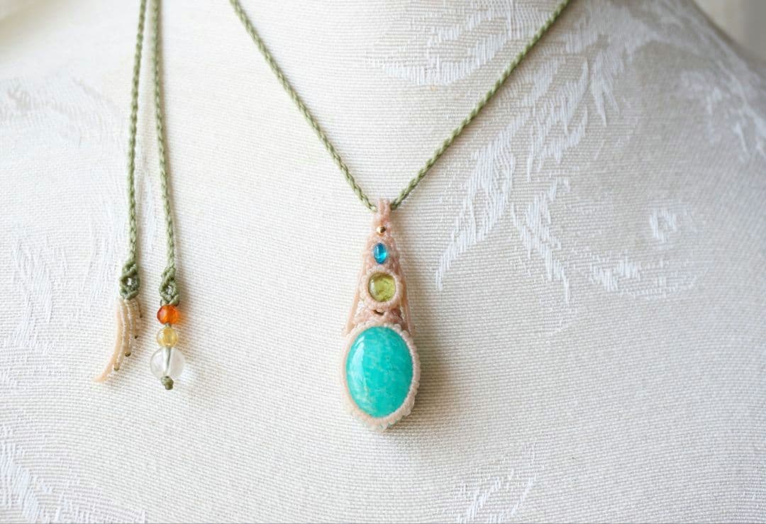 《萌え出づ》高品質アマゾナイト　ペリドット　ブルーアパタイト　マクラメネックレス