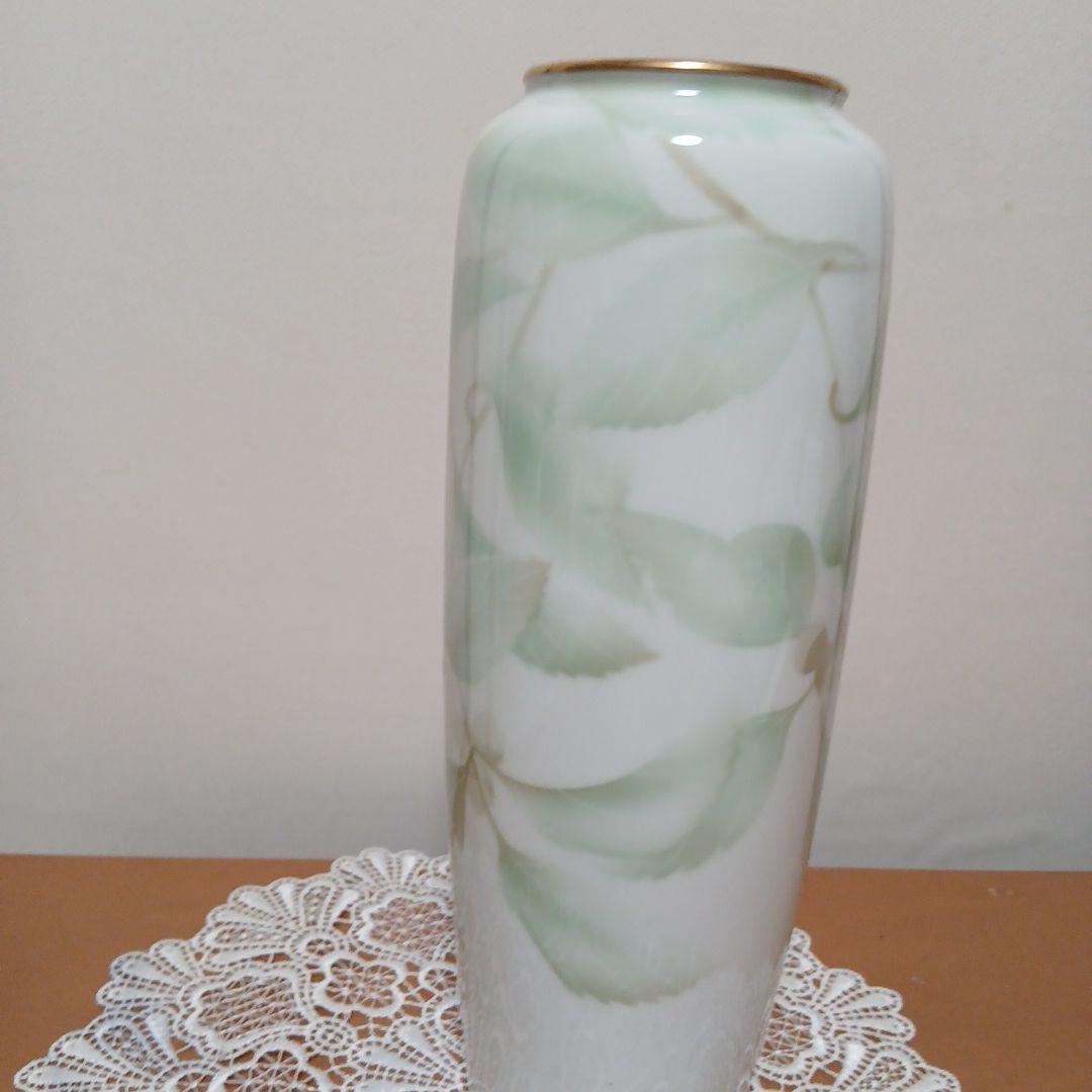 陶器の花瓶 白と淡い緑、色絵彩磁 - メルカリ