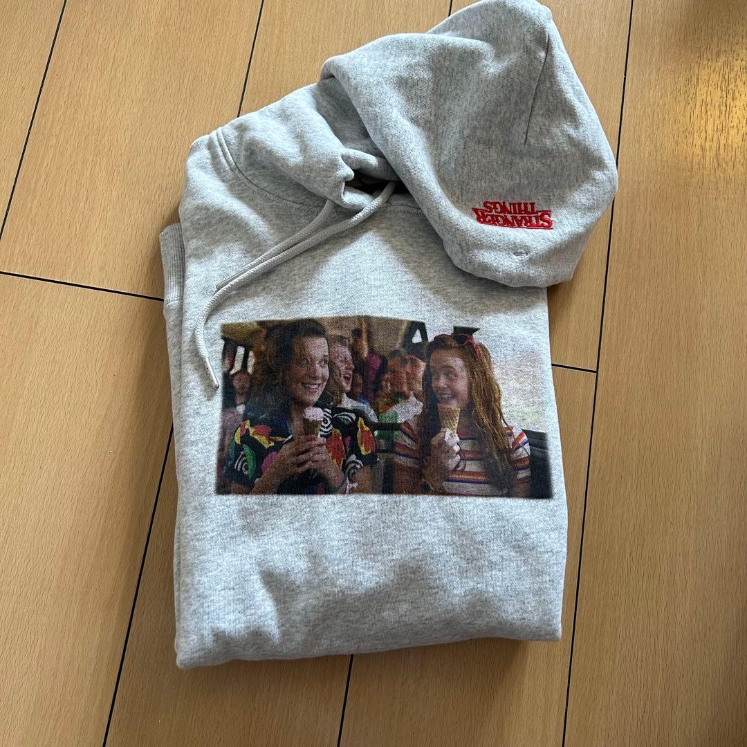 ストレンジャーシングス ニコアンド コラボ 缶バッチ付きパーカー エル