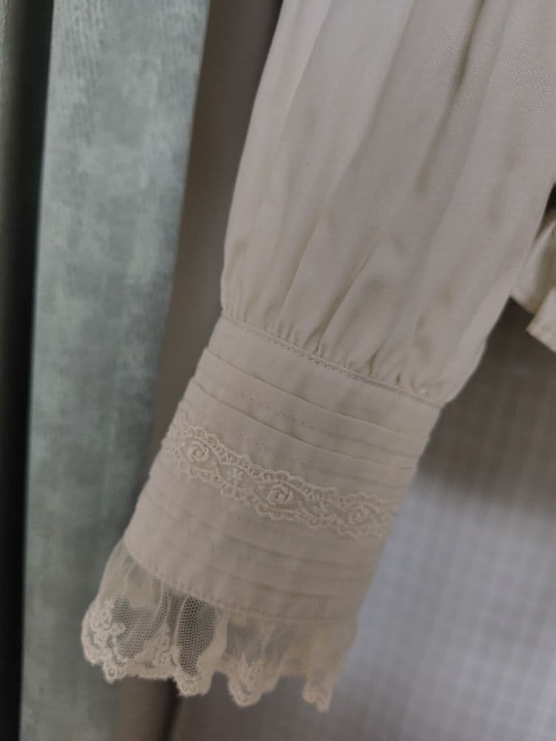 d*7様 イノセントワールド レースフリル タックブラウスの通販はau PAY