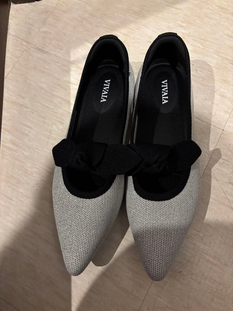 VIVAIA ADDRIANE メタリックダイヤモンド/ブラック 37 Pointed-Toe Bow Flats (Addriane) | VIVAIA