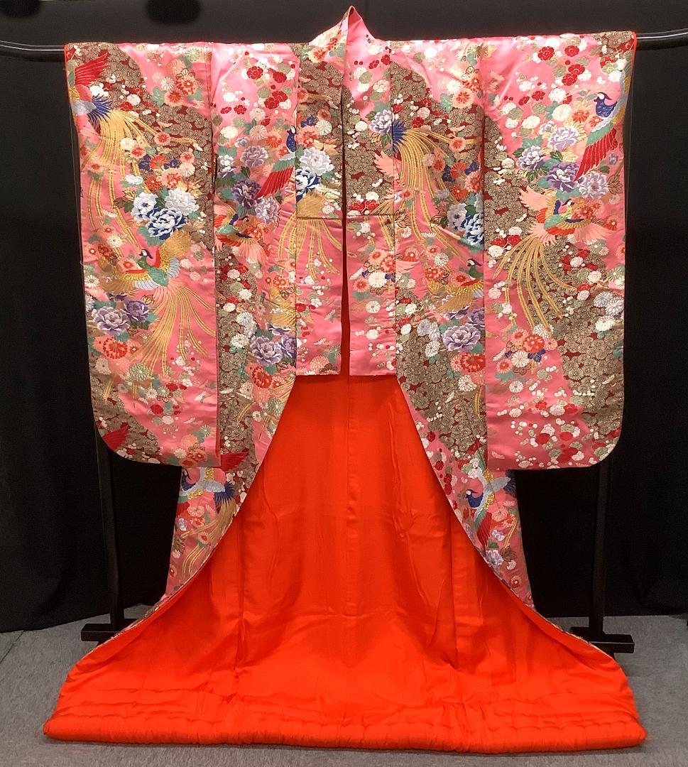 正絹織の打掛 ピンク地、金鶏が舞う、流れるようなエンジの花