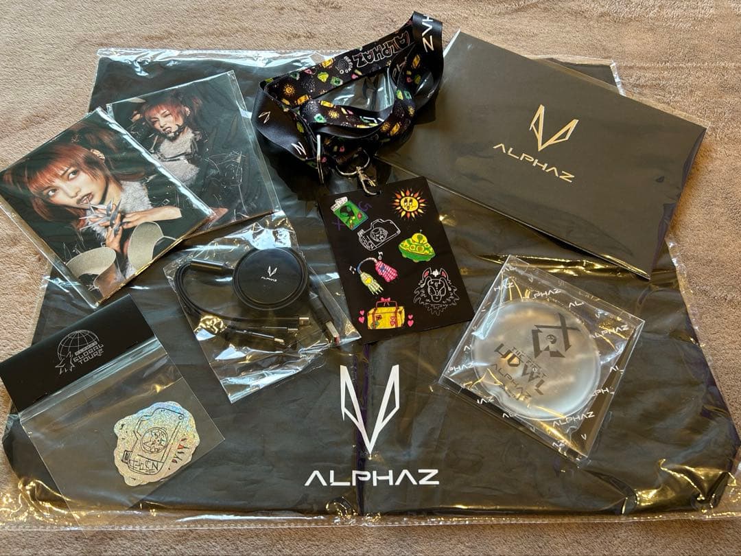 XG THE FIRST HOWL グロパ グッズ VVIP - メルカリ